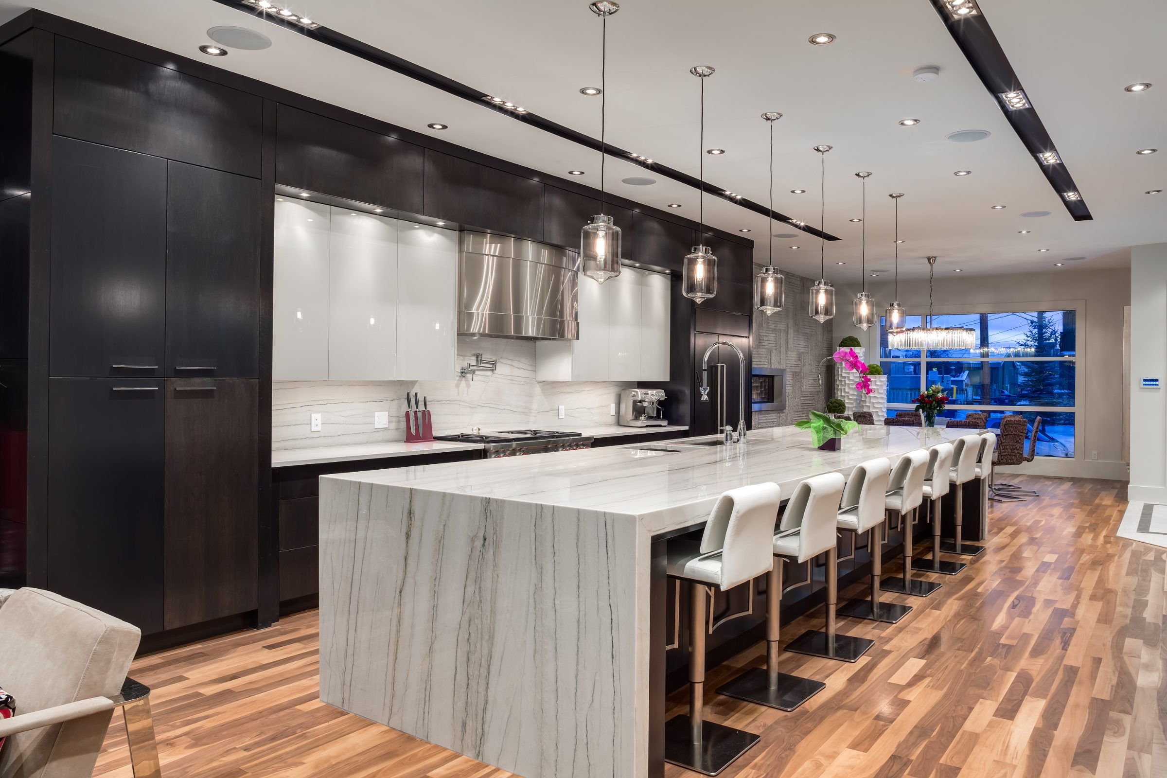 Kitchen with large island